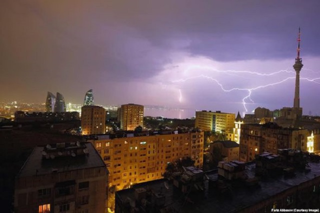 В Баку после ливневого дождя затопило улицы – ФОТО